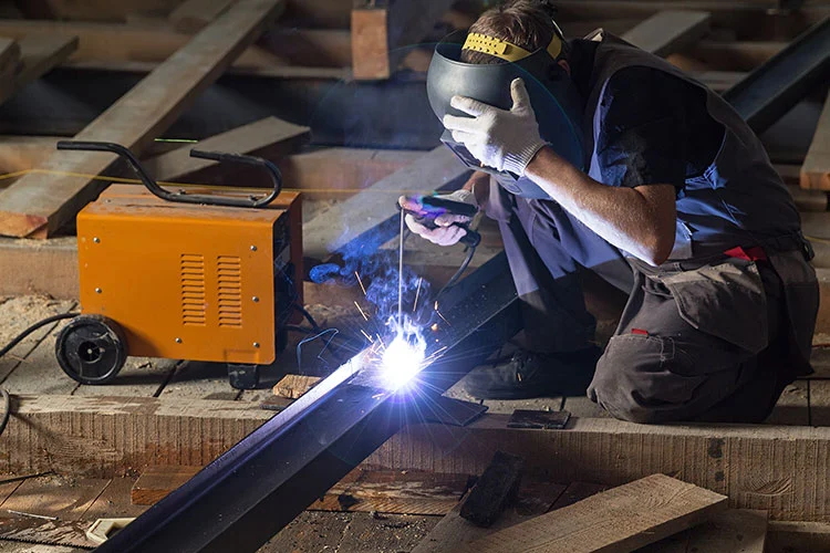 DC インバーター エア プラズマ カッターがパワーと携帯性を実現